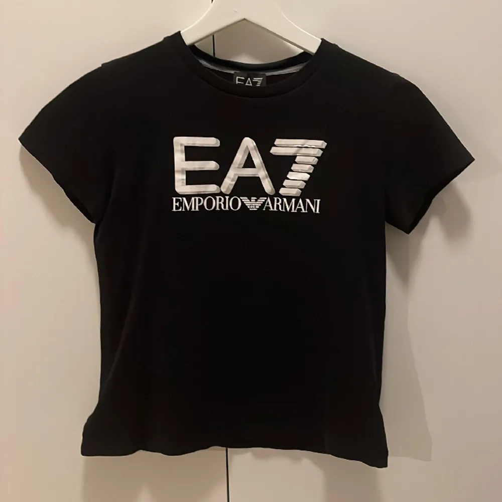 En jättegammal EA7         t-shirt som inte används längre. Helt äkta såklart. Nypris: 500kr . T-shirts.