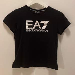 En jättegammal EA7         t-shirt som inte används längre. Helt äkta såklart. Nypris: 500kr 