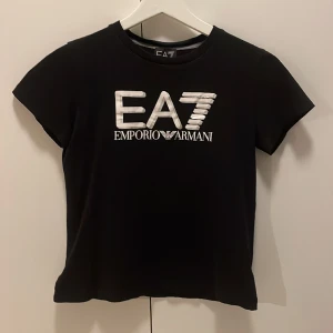 EA7 t-shirt - En jättegammal EA7         t-shirt som inte används längre. Helt äkta såklart. Nypris: 500kr 