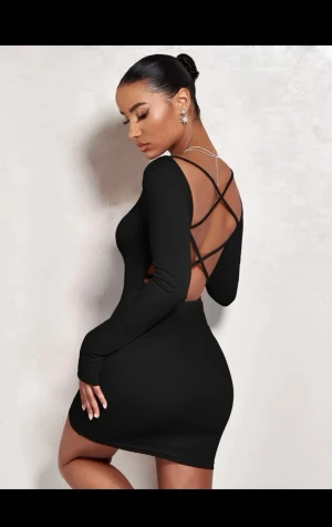 Svart klänning med öppen rygg - Det är en svart klänning som har öppen rygg och har aldrig blivit använd då den är för liten för mig. Helt ny nytt skick och säljer billigt💞💞