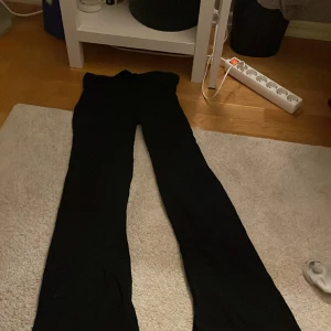 Lågmidjade mjukis  - Säljer dessa utsvängda lågmidjade byxor! Från SHEIN men tyvär för långa för mig! 🤍