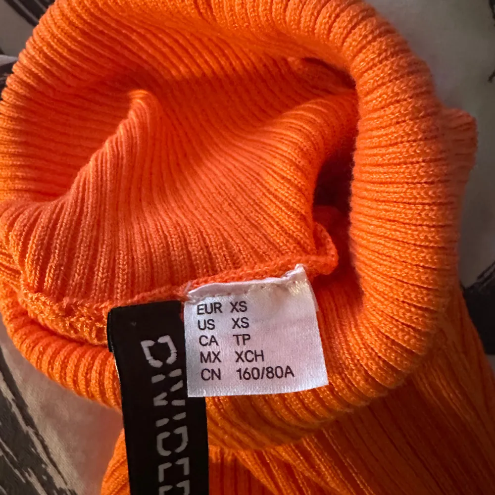 Så snygg orange tröja. Sitter tajt. Storlek xs. . Tröjor & Koftor.