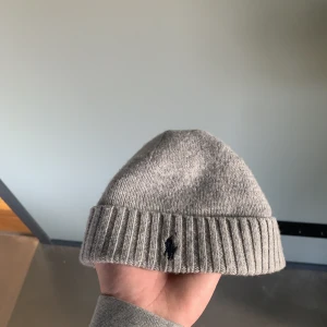 Polo Ralph lauren mössa grå - En grå polo mössa i färgen grå, säljes då jag aldrig använder den och inte behöver den, knappt använd. Passar alla (onesize barn) skriv för prisförslag eller frågor