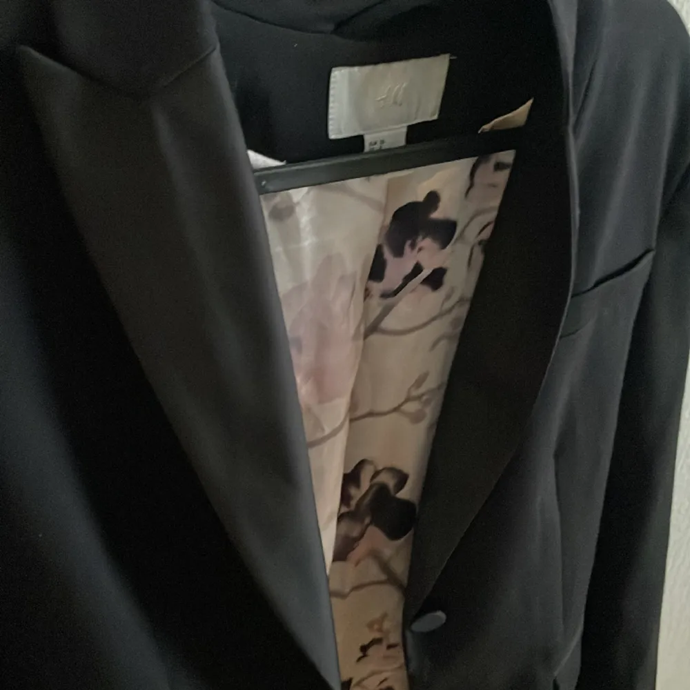En super snygg kavaj från hm som inte kommer till användning längre. Insidan är en skön silkesmaterial men ett vackert tryck av blommor. . Puvut & Bleiserit.