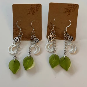 🌀🌙🍃örhängen 🍃🌙🌀 - Örhängen med löv🍃 måne🌙 & spiral🌀 Väldigt Fairycore🧚🌿🍃nickelfria krokar🫶 