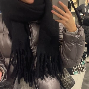 Halsduk  - Så snygg och skön svart halsduk, nyskick