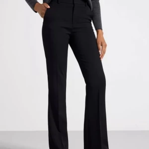 Kostymbyxor Fiona, Lindex - !Alla bilder lånade! Lånade bilder eftersom de är helt nya och oanvända, endast provade i butik. Säljs eftersom att de köptes i fel storlek. Köpta för 600kr säljs för 400kr, Pris går att diskutera vid snabbt köp. Skriv privat för fler bilder.