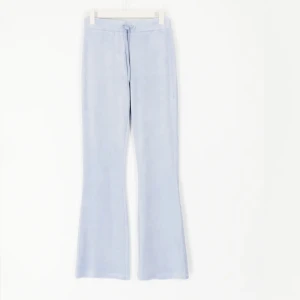 Velour trouses - Supermjuka & fina velourbyxor från Gina. Påminner om Juicy couture. Fickor där bak. I använt skick men fortfarande jättemjuka och fina i materialet 🫶🏻
