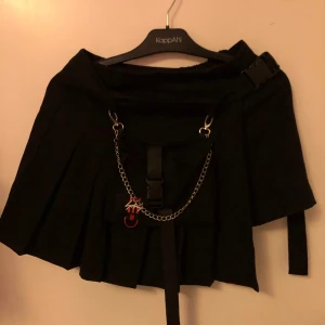 Shorts/kjol - Ett par shorts med en halv kjol runt. Bra skick. Nästan aldrig använd. Köparen står för frakten.