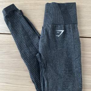 Mörkgrå leggings från Gymshark, Vital Seamless 2.0 Strl XS. Superfina och sparsamt använda, säljer pga de tyvärr är för små. Rökfri, har hund. (Säljer även ett par gröna)