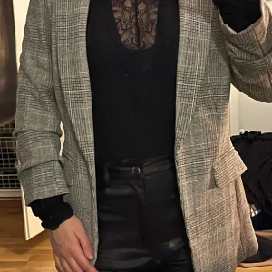 Grå kavaj - Grå kavaj i S från h&m, använd 1 gång