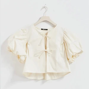 blus - säljer denna puff blusen från gina tricot, endast testad men tagit bort lapparna💕