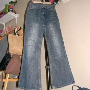 Högmidjade utsvängda jeans med jättefin urtvättad färg! Säljer för att de är för stora och korta på mig (jag är 170)  Inga defekter förutom att jag har satt in ett skosnöre i midjan, men det kan man ta bort. Välj gärna köp nu💗