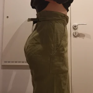 Cargo byxor khaki  - Säljer cargo byxor i khaki från zara med djupa fickor  Tecken på användning kan förekomma.  Sköna byxor med oversize fit och hight waist  