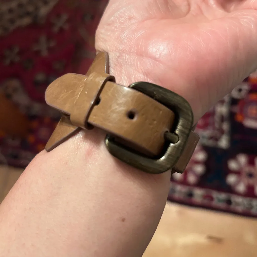 Skin armband med små berlocker , följ mig fina kläder nöjda kunder titta på min omdöme bara glada kunder 😀❤️. Accessoarer.