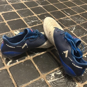 Fotbollskor - Victor claessons gamla skor från sin tid i elfsborg och landslaget! Dom är väldigt använda men fortfarande i väldigt bra skick. Fick dom av honom när jag spelade i elfsborg, alltså specialdesignade just för honom