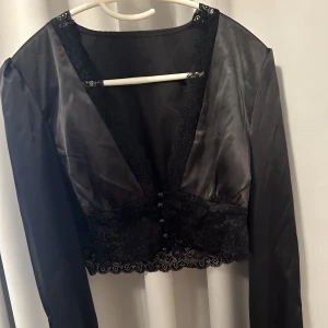 Spetstopp  - En svart festtopp med spetsdetaljer. Den är i bra skick och knappt använd. Storlek S✨