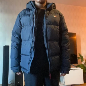 Tommy hilfiiger jacka - Tommy hilfiger jacka i mörkblå färg, storlek 164 men sitter som XS/S. Jag har vanligtvis storlek S och den passar. Köpt för 1610 men säljer den för 1400 Pris kan diskuteras😊Jackan har inga defekter eller hål har använt i typ 1 månad nu💕