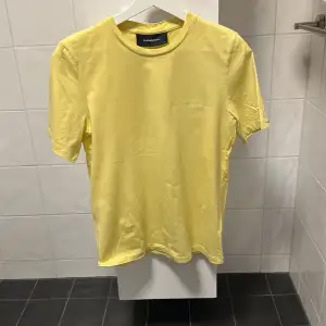 En fin t-shirt från peak performance i gul, oanvänd, storlek M