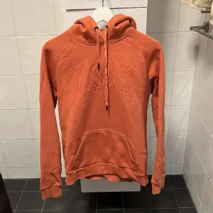 Peak performance hoodie i peach färg, storlek L