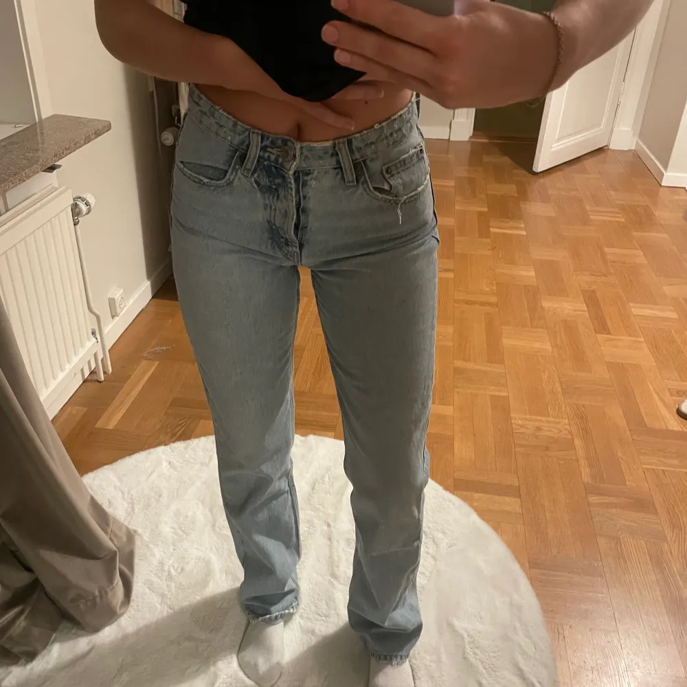 Skit snygga jeans från Zara, tyvärr börjar dessa bli lite för stora. Använt ett par gånger men är i mycket bra skick! Storlek 36 🌟. Jeans & Byxor.