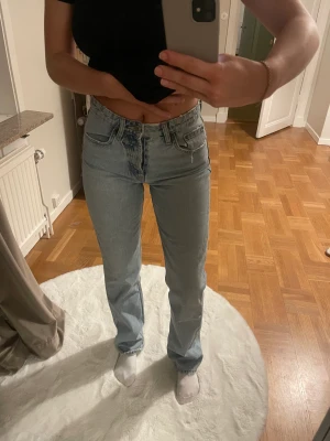 Zara jeans  - Skit snygga jeans från Zara, tyvärr börjar dessa bli lite för stora. Använt ett par gånger men är i mycket bra skick! Storlek 36 🌟