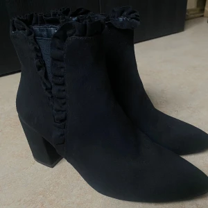 Nya klackar 👠  - Nya skor i storlek 40. Fungerar även för storlek 39. Svårt att få en rättvis bild pga ljuset, svartare/finare i verkligheten