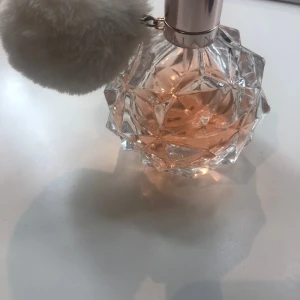 Ari by Ariana Grande - Säljer parfymen Ari by Ariana Grande. Flaskan är 100 ml stor men lite mindre än halva är använd, så ca 60 ml är kvar. Pris kan diskuteras🤍