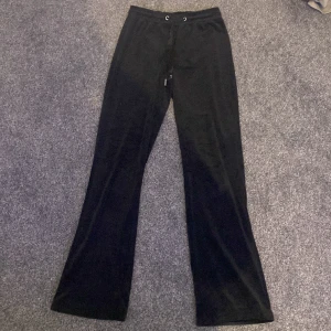 Svarta mjukisbyxor - Säljer dem här byxorna ifrån Gina tricot. Dem är ganska gamla men i bra skick. Knappt använda. Dem är jättesköna på och kan sjusteras i midjan. Storlek xs. Skriv privat för flera frågor💕
