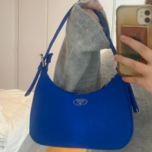 Marinblå väska  - Superfin stark / marin blå som jag aldrig använt, jättefint skick och sjukt vacker till en sommarkväll osv💓 