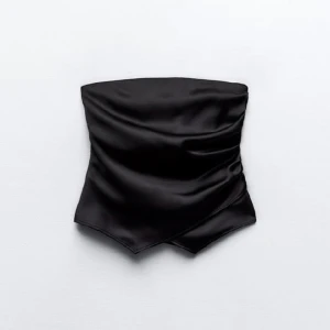 Zara topp - Säljer denna fina topp från zara. Den är helt oanvänd och lappar finns kvar men är tyvärr lite liten på mig. Kom privat för fler frågor💗