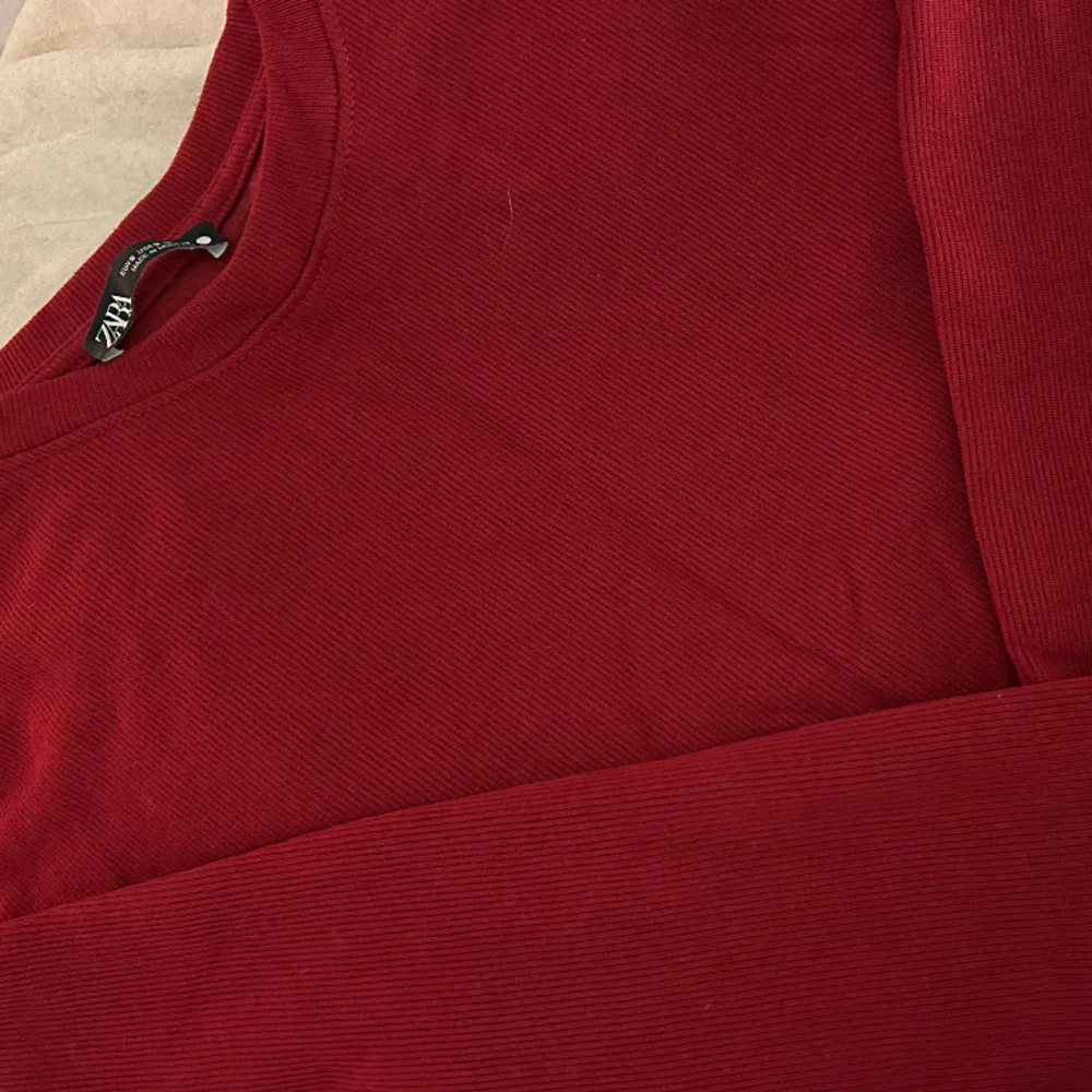superfin mörkröd/vinröd tröja ifrån zara. storlek S, knappt använd . Tröjor & Koftor.