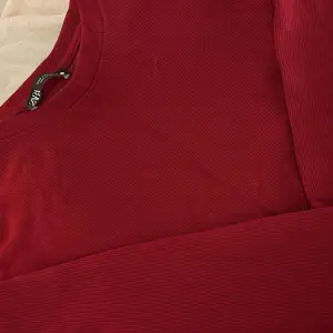 superfin mörkröd/vinröd tröja ifrån zara. storlek S, knappt använd 