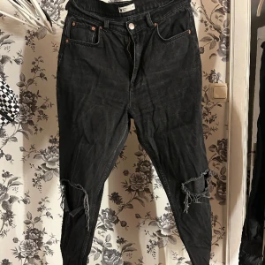 90s tall jeans Svarta  - Jeans från ginatricot med rak passform och högmidja. Säljer då de inte kommer till användning längre