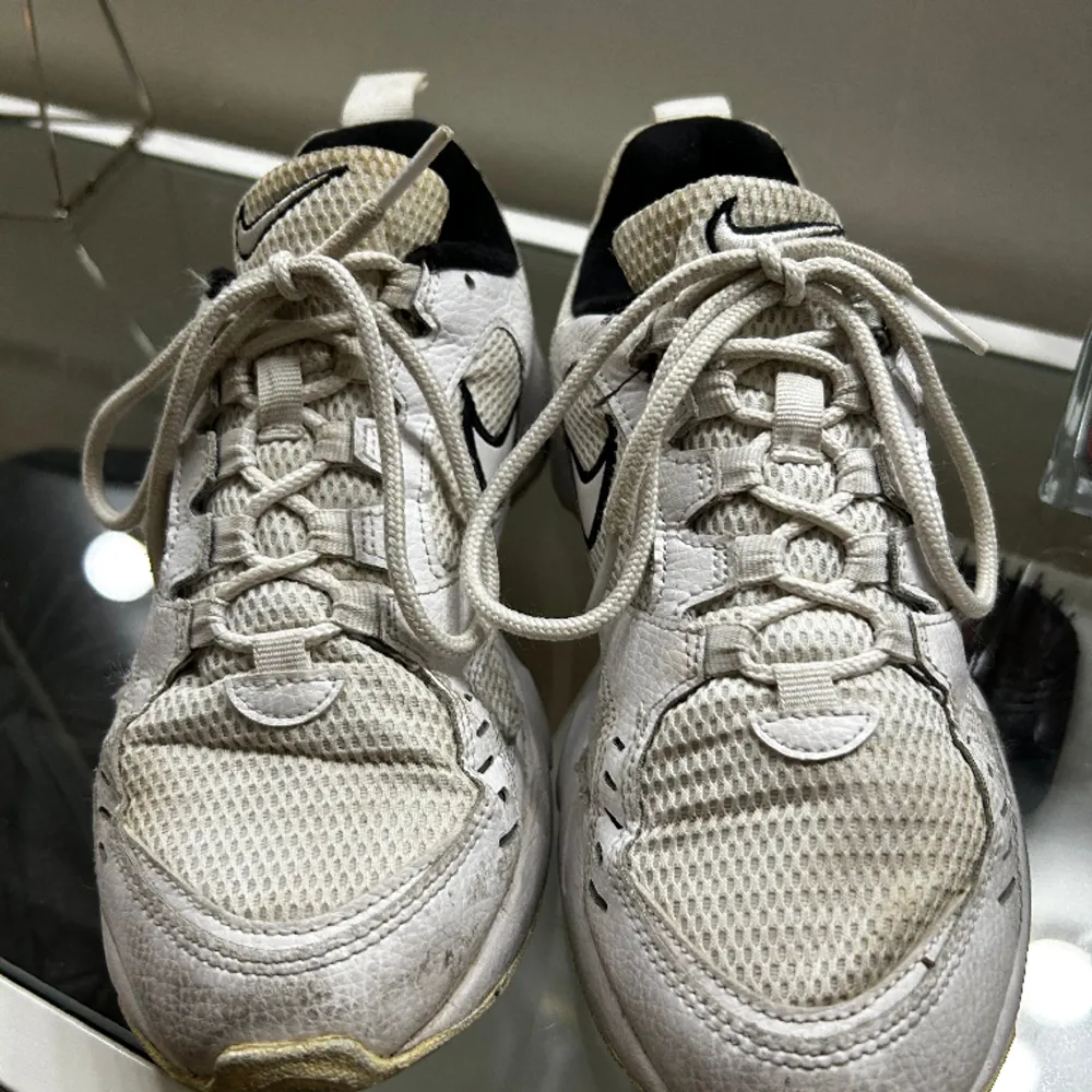 Nike sneakers/ träningsskor. Har använt de på gymmet men de kommer inte till användning längre. Storlek 39.. Skor.
