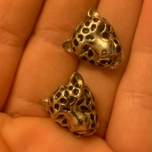 Tiger öronhängen - Oanvända utan ploppar 