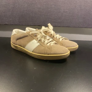 Saint Laurent Skor - Hej! Säljer nu mina skor från märket Saint Laurent, fint skick storlek 41. Givetvis autentiska. Tveka inte på att höra av dig om du har frågor eller funderingar kring varan!