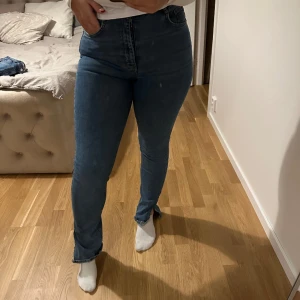byxor - Ett par blåa gina byxor i storlek M mycket stretch, använt sparsamt fåtal gånger 