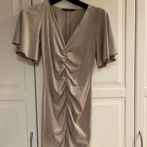 Klänning zara - Beige klänning från zara i strl S.