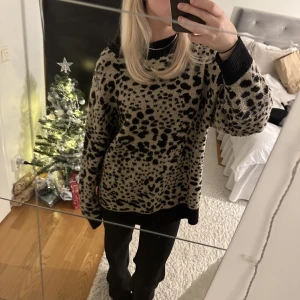 Stickad tröja💕 - Super skön tröja i bra kvalitet💕är i storlek l men passar storlek från xs-l beroende på hur man vill ha den i passform💕skriv för fler frågor eller bilder, nypris ca 500kr