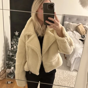 Teddyjacka💕 - Super fin Teddy jacka som endast är använd ksk max 5gånger💕tjock i materialet!! Skriv för fler frågor eller bilder:)