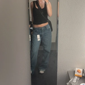 zara baggy lågmidjade jeans - säljer nu dessa jeans från zara, använda 1 gång. de är egentligen i strl 42, men jeandmodellen var inte menad att sitta löst, vilket gör att de passar S/M om man vill att de ska sitta så som de gör på mina bilder. är  runt 172.