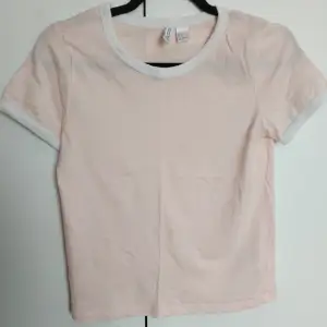 Fin rosa t-shirt med vita detaljer✨️