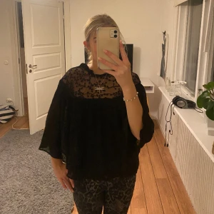 Blus - Superfin blus med detaljer❤️