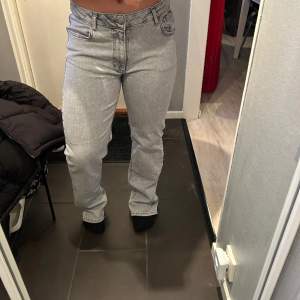 Bikbok mid wide jeans i storlek 30-32, använda 2-3 gånger, säljer pga förstora och för långa. Pris gör att diskuteras😍