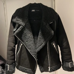 Vinterjacka från Zara - Säljer min vinterjacka från zara som köptes förra vinter. Den är jätte fin men kommer tyvär inte till användning. Ny pris = 859kr, skriv för mer bilder