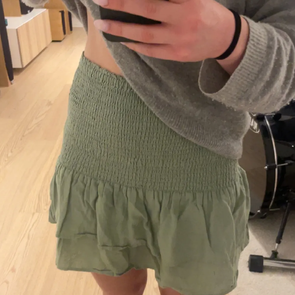 Säljer min fina ljusgröna kjol från MNG. Perfekt till sommaren!💕 skriv om ni har några frågor! Köparen står för frakten!💕. Kjolar.