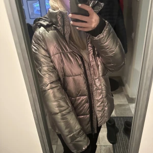 Vinterjacka - Silver/guld glansig vinterjacka! Jätte snygg nu till vintern! Använd en gång❣️