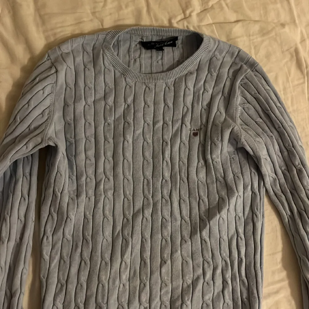 Säljer denna supersnygga tröjan från Gant så den inte längre passar🩵 Är i storlek M men passar S🩵 Använd få gånger nypris: 1400 Startpris: 600. Tröjor & Koftor.