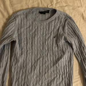 Säljer denna supersnygga tröjan från Gant så den inte längre passar🩵 Är i storlek M men passar S🩵 Använd få gånger nypris: 1400 Startpris: 600